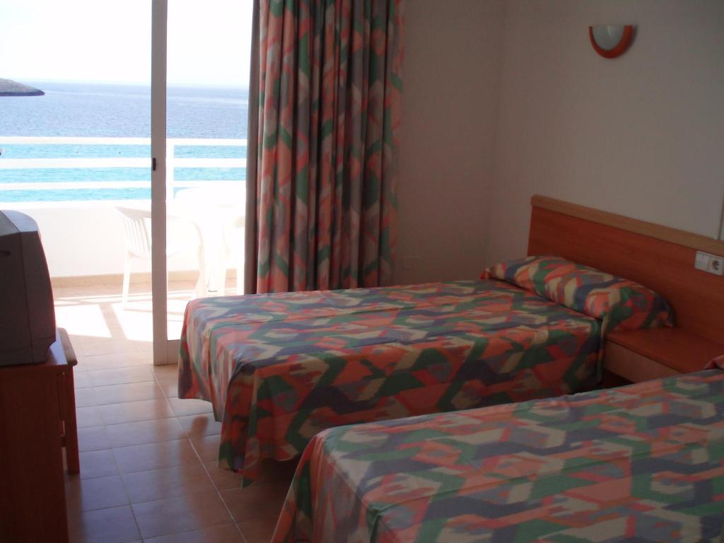 S'Arenal Apartments Portinatx Quarto foto