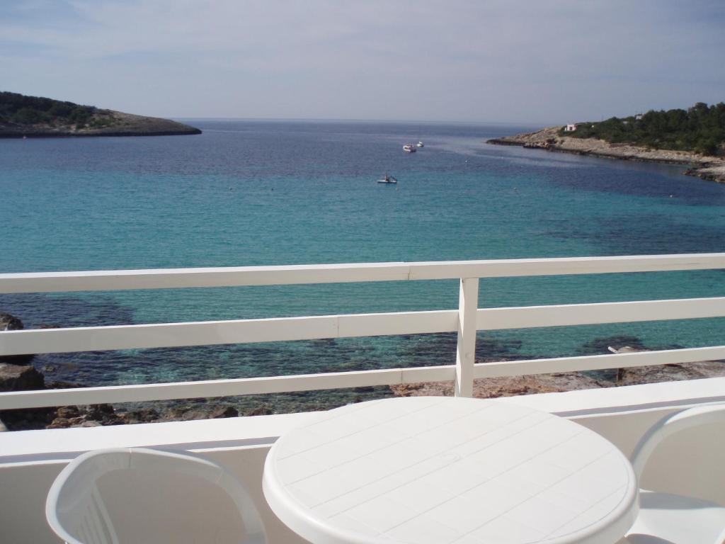 S'Arenal Apartments Portinatx Quarto foto